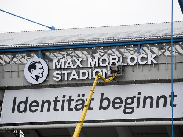 Der Schriftzug "Max-Morlock-Stadion" wird im Sommer 2017 an der Wettkampfstätte des FCN angebracht. Daneben ist das Konterfei des Vereinshelden zu erkennen. Der als Frankenstadion bekannte Spielort bekam einen neuen Namen, nachdem sich eine Bank die Rechte gesichert und eine Sammelaktion bei den Club-Fans durchgeführt hatte.