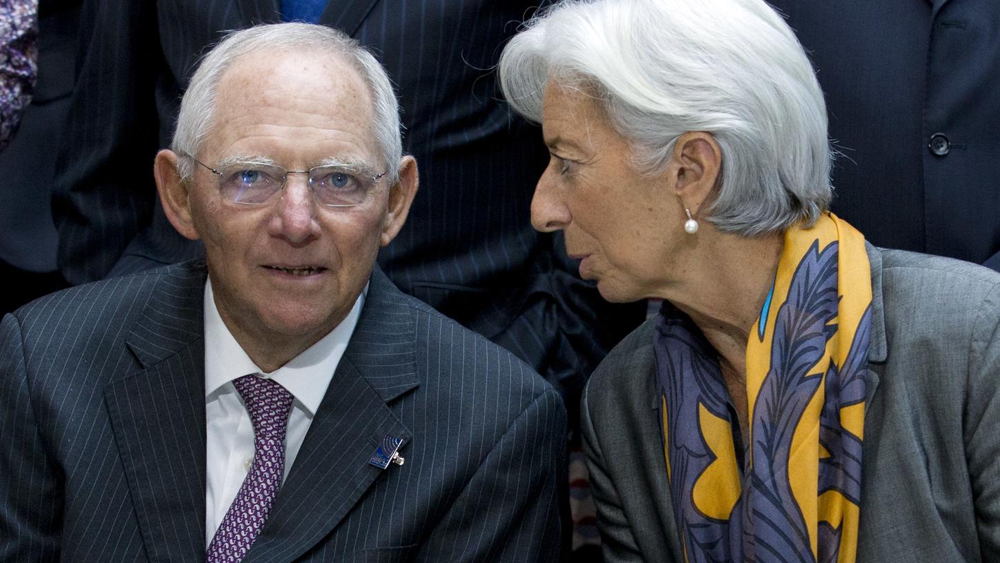 IWF-Chefin Christine Lagarde und Bundesfinanzminister Wolfgang Schäuble (CDU) unterhalten sich in Washington bei dem Auftakt der Jahrestagung von IWF und Weltbank. Vor allem die Pläne des amerikanischen Präsidenten Donald Trump sorgen für Unmut.
