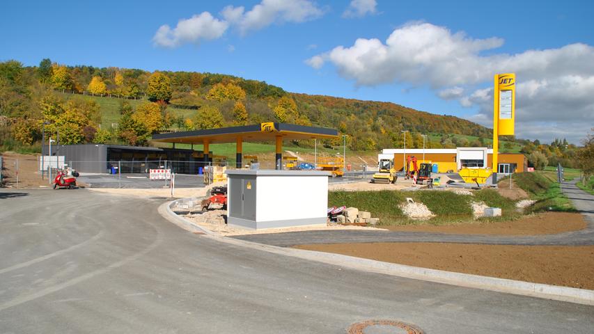 Der neue Verbrauchermarkt an der B 470 mit Tankstelle. Diese öffnet am 19. Oktober, der Markt am 28. November.