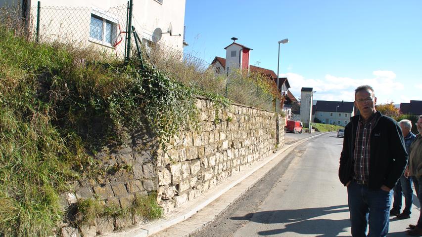 Die Mauer auf Gemeindegrund soll versetzt werden, da sonst nach Abschluss der Bauarbeiten eine Engstelle der Hauptstraße entstehen würde.