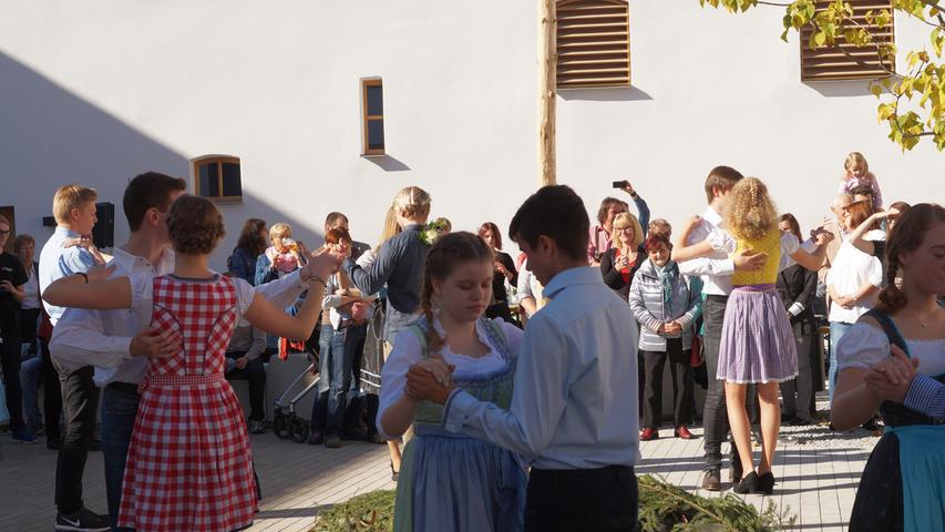 Neumarkts evangelische Jugend tanzt um den Kirwa-Baum