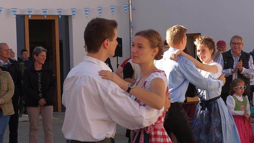 Neumarkts evangelische Jugend tanzt um den Kirwa-Baum