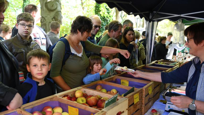 Sonnenschein und süße Früchtchen: Der Apfelmarkt im Fürther Stadtpark