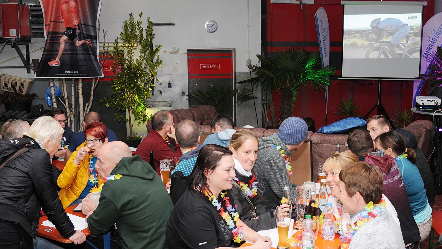Blumenschmuck wie auf Hawaii: Bereits zum siebten Mal traf sich die Triathlon-Szene zum Public Viewing bei Fahrrad Dresel in Höchstadt. Blumenschmuck wie auf Hawaii: Bereits zum siebten Mal traf sich die Triathlon-Szene zum Public Viewing bei Fahrrad Dresel in Höchstadt.
