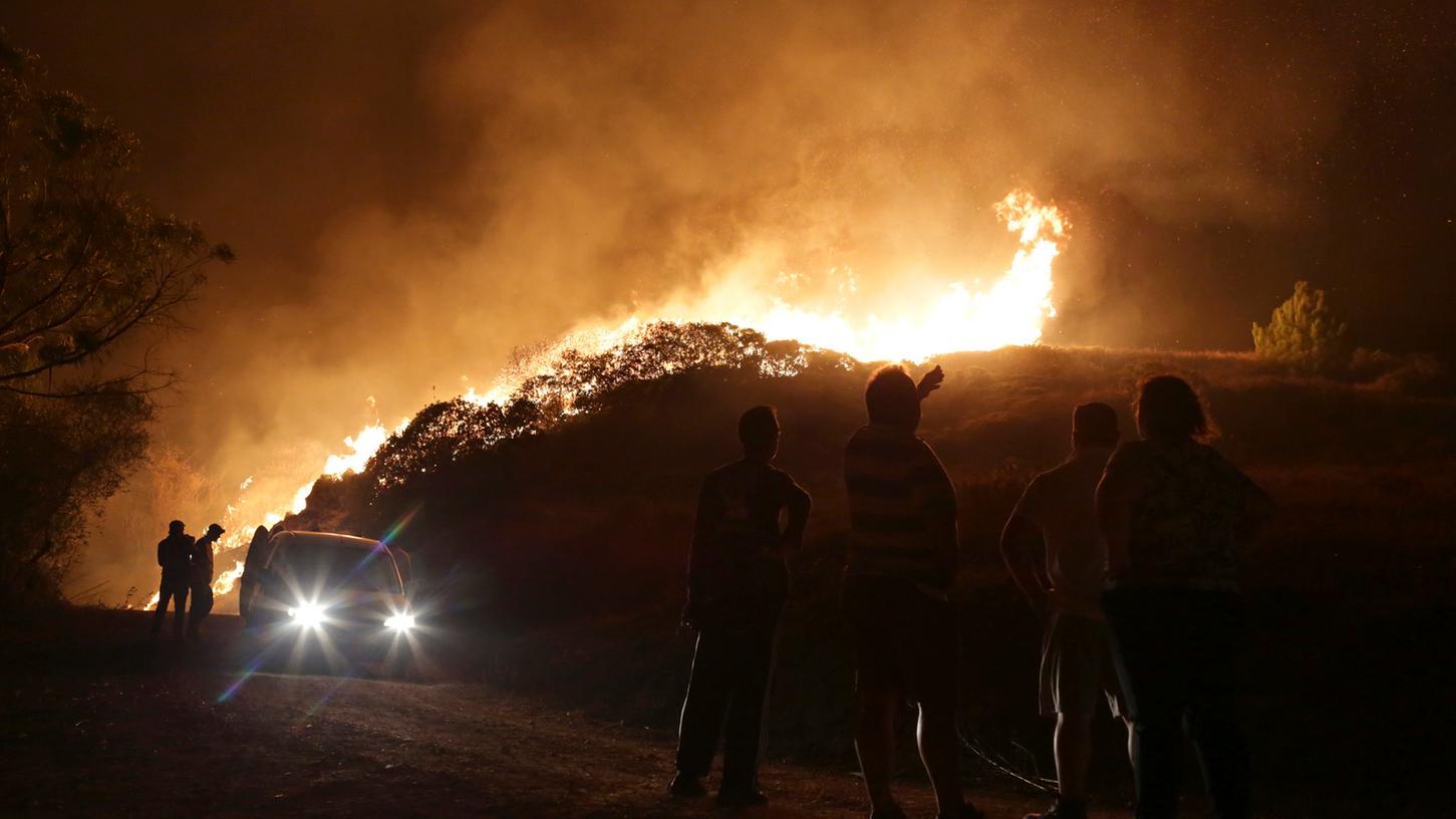 Verheerende Brände machen den Einwohnern zu schaffen: In Obidos in Portugal wütete das Feuer ganz in der Nähe von Häusern.
