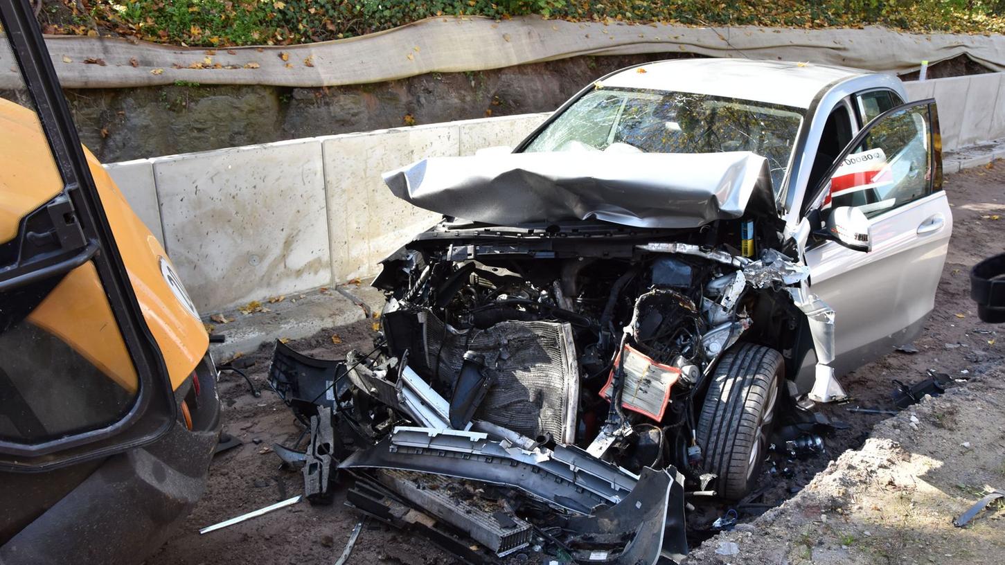 Völlig zertrümmert wurde der Mercedes der 76-jährigen Thalmässingerin, die ungebremst auf einen Radlader in der Radwegbaustelle bei Hilpoltstein fuhr. Foto: Elke Bodendörfer