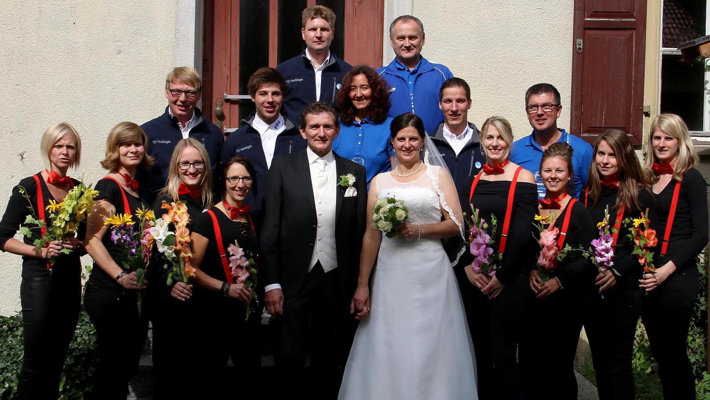 Die Hochzeitsgesellschaft stellte sich nach der fröhlichen Zusammenkunft vor dem Gotteshaus dem Fotografen.