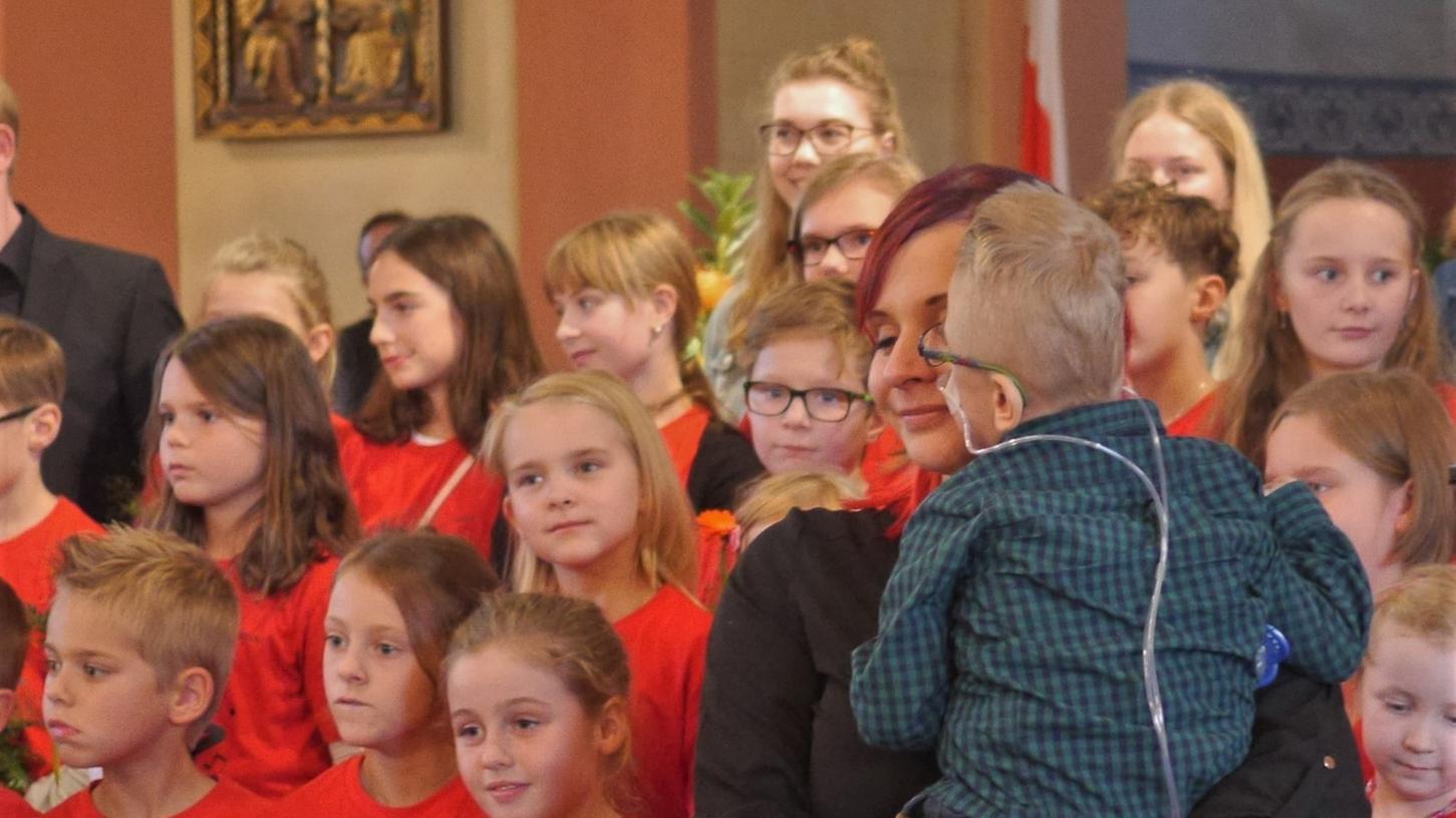 Fabios Mutter hat Tränen in den Augen, als sie sich für die wunderbare Widmung des Konzerts für Fabio in der Heroldsbacher Kirche bedankt. Im Hintergrund einige der Mitglieder vom "Popsternla".