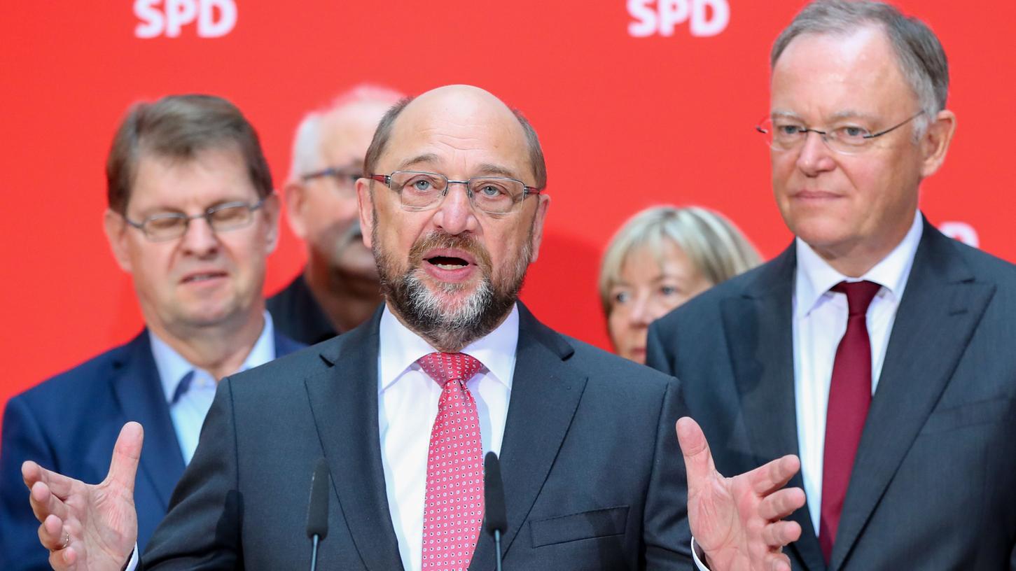 "Mit diesem Wahlsieg ist noch nicht ein einziges Problem, was wir anpacken müssen, aus der Welt", mahnt der SPD-Parteivorsitzende Martin Schulz am Montag nach der Niedersachsen-Wahl seine Genossen. Stephan Weil (rechts) bleibt Regierungschef in Hannover.