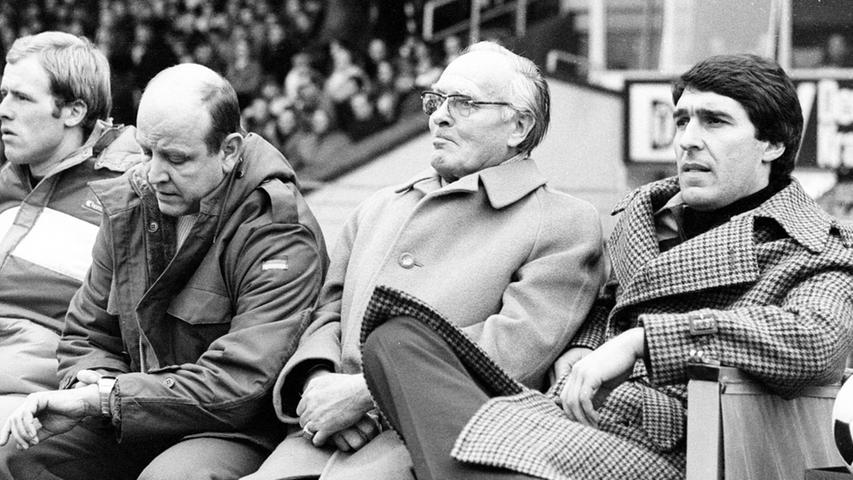 Alfred "Fred" Schulz, der Senior der Bundesliga-Geschichte, starb 1990. Mit 74 Jahren und 184 Tagen saß er zuletzt bei Werder Bremen auf der Bank, wo er von 1953 bis 1958 schon einmal als Chefcoach arbeitete. Manager Rudi Assauer hatte ihn als Nachfolger von Hans Tilkowski geholt.