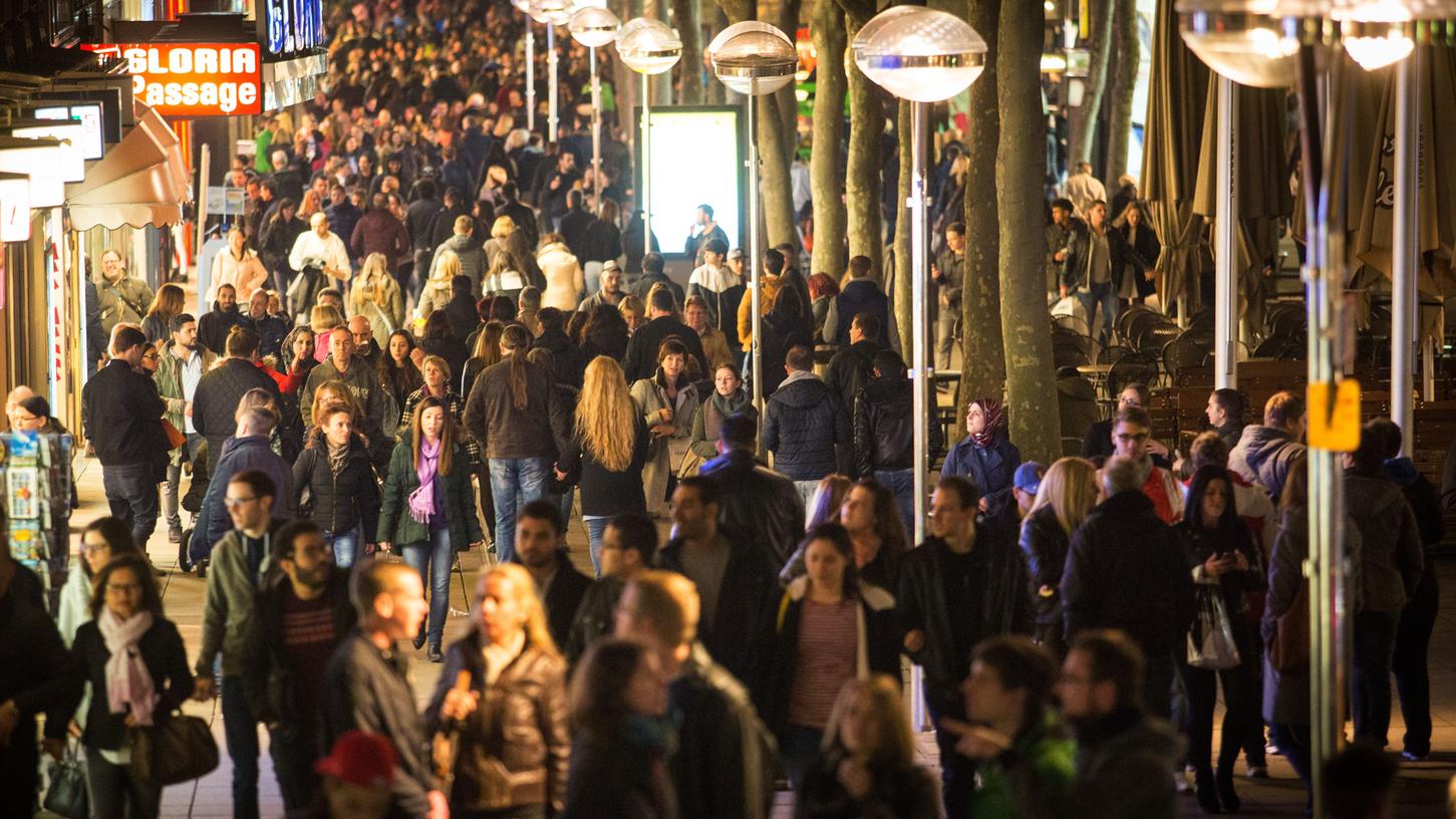 In Stuttgart (Bild) hat die Lange Einkaufsnacht bereits Tradition. Nun möchte auch Nürnberg Erfahrungen mit verlängerten Öffnungszeiten sammeln.