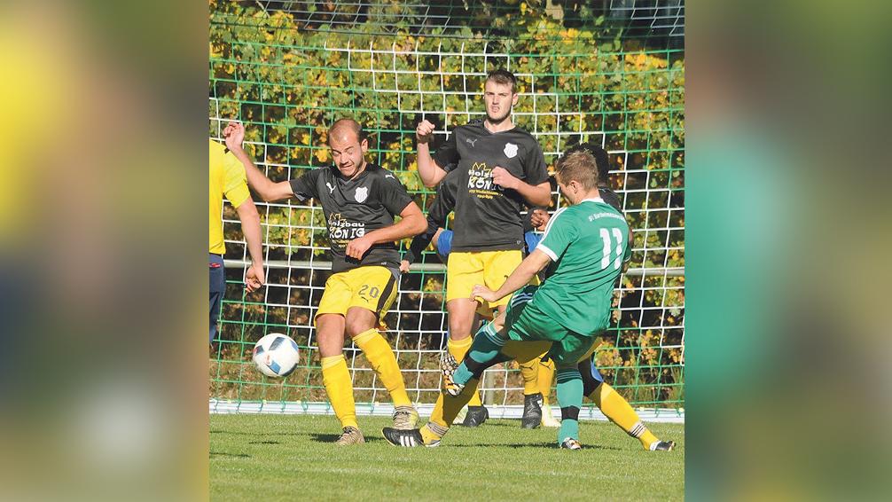 Unter Druck: Die TSG Solnhofen war in Barthelmesaurach des Öfteren in Bedrängnis, schaffte aber letztlich ein 2:2-Unentschieden. Unter Druck: Die TSG Solnhofen war in Barthelmesaurach des Öfteren in Bedrängnis, schaffte aber letztlich ein 2:2-Unentschieden.