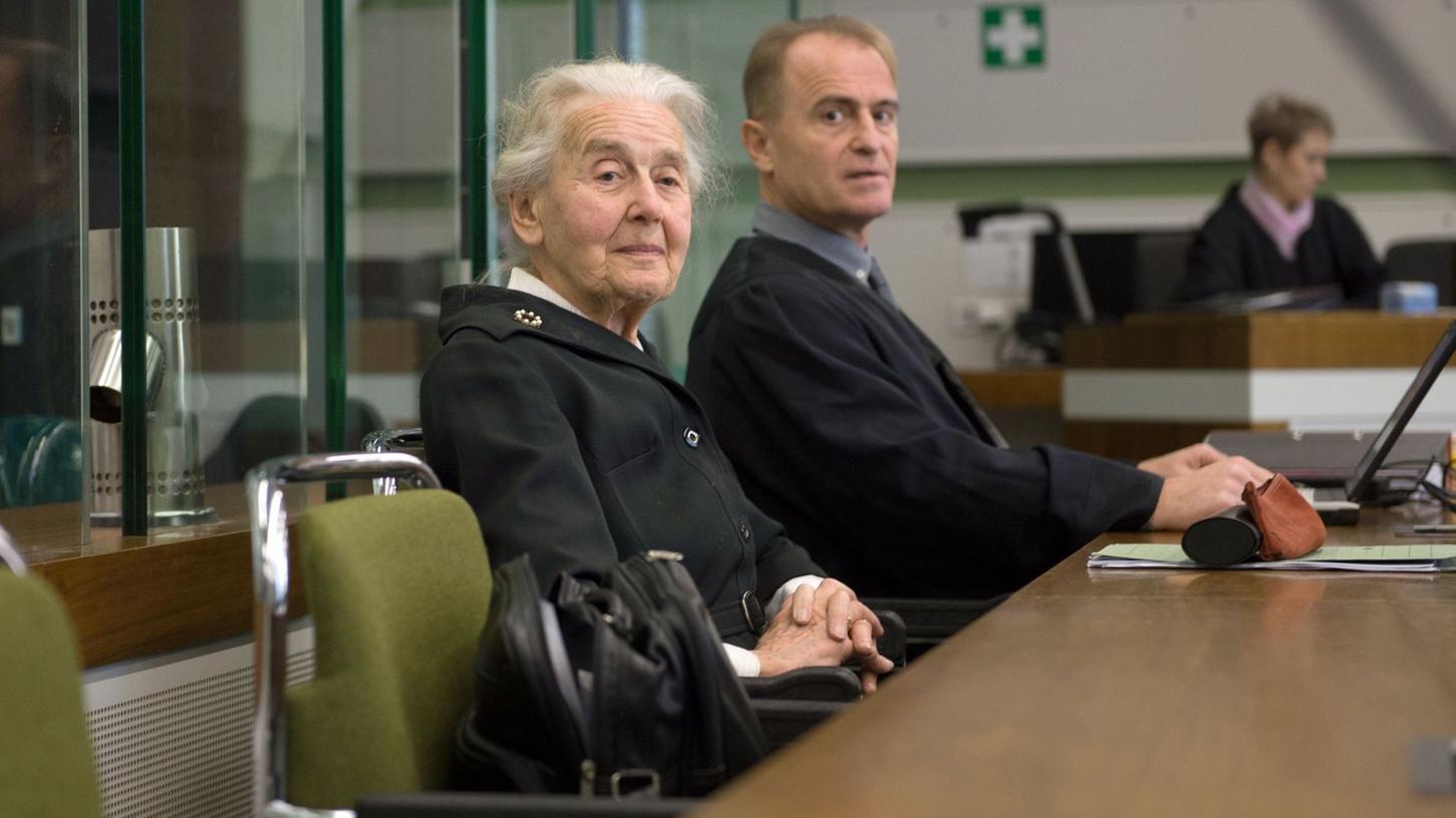 Ursula Haverbeck und ihr Anwalt  Wolfram Nahrath: Die 88-Jährige steht vor Gericht, weil sie zum wiederholten Mal den Holocaust geleugnet hatte.