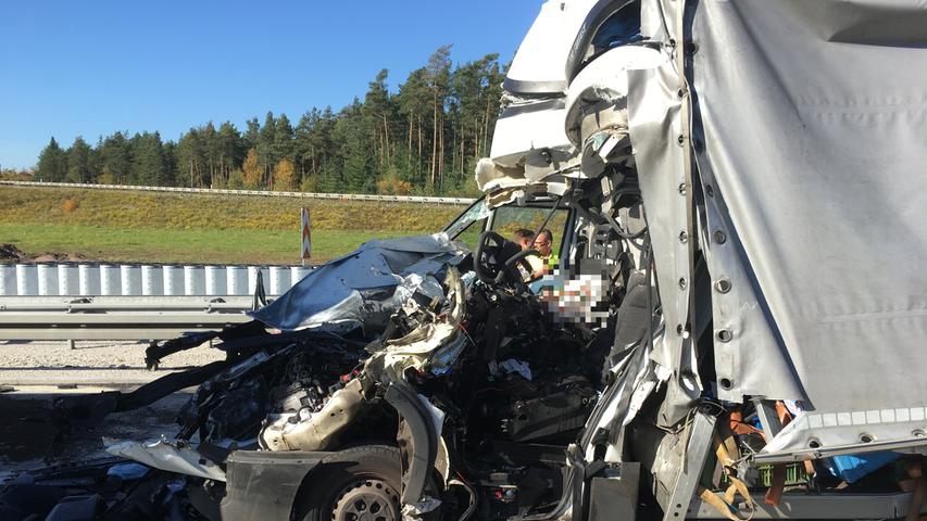 Lkw fährt in Stauende: Tödlicher Unfall auf der A6 bei Nürnberg