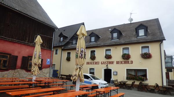 Knapp 1300 Einwohner hat das Dörflein Aufseß in der Fränkischen Schweiz. Diesen stehen allerdings vier Brauereien entgegen - das ist Weltrekord. Auf einem 14 Kilometer langen Rundweg kommt man an den vier Brauereigasthöfen vorbei. Von Aufseß geht es über Sachsendorf nach Hochstahl, dann nach Heckenhof und wieder nach Aufseß zurück, die reine Gehzeit beträgt etwa vier Stunden.