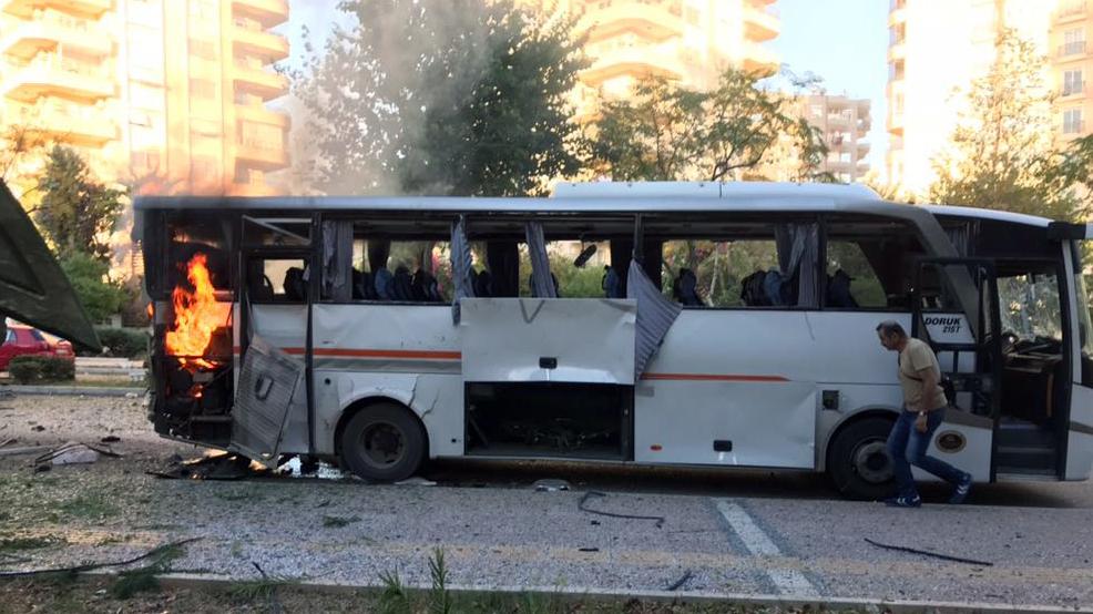 Bei einem Bombenanschlag in der türkischen Hafenstadt Mersin wurden insgesamt 12 Polizisten verletzt. Ein am Straßenrand versteckter Sprengsatz zerstörte den Polizeibus schwer.