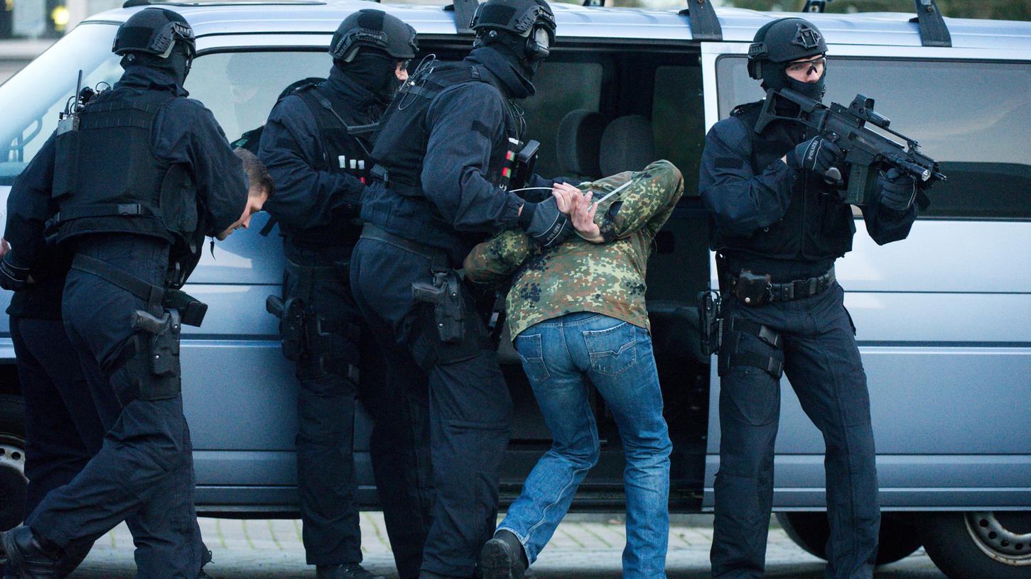 Zehn Rechtsextreme sind am Dienstag in Frankreich wegen mutmaßlicher Anschlagspläne gegen Politiker, Flüchtlinge und Moscheen festgenommen worden. Sie sind nun in Polizeigewahrsam, weil ihnen wird die Beteiligung an einer "terroristischen Vereinigung" vorgeworfen wird. (Symbolbild)