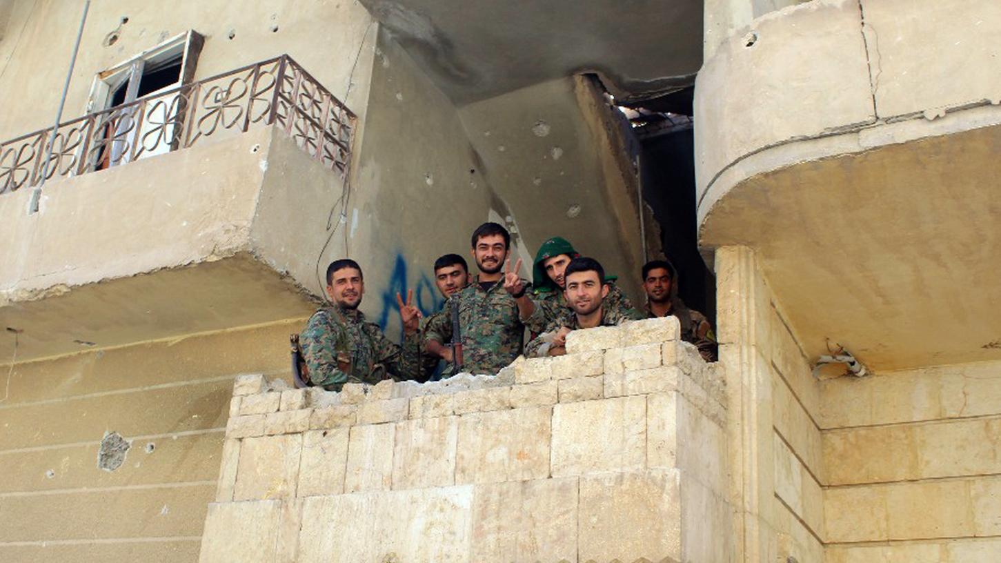 Kurdisch geführtes Bündnis Syrische Demokratische Kräfte (SDF) befreite mit US-amerikanischer Unterstützung die syrische Stadt Al-Rakka von den Dschihadisten der IS-Miliz.