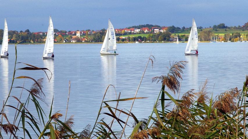 Noch sind die Segler auf dem Wasser, wie hier auf dem Altmühlsee bei Gunzenhausen. Aber bald werden sie die Saison beenden.