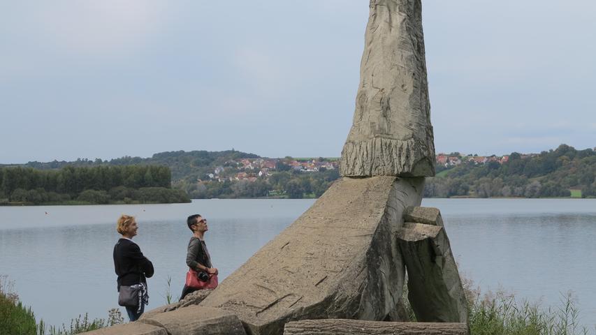 Auch im Herbst ein Blickfang: Die riesige Echse des Nürnberger Bildhauer Christian Rösner am Kleinen Brombachsee bei Langlau.