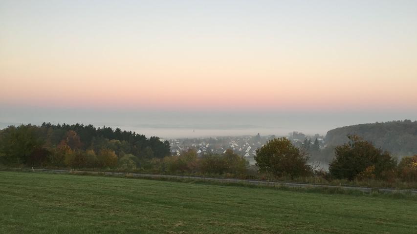 Noch hängt der Nebel über Gunzenhausen, die aufgehende Sonne zeichnet einen rosa Schimmer in den Dunst.