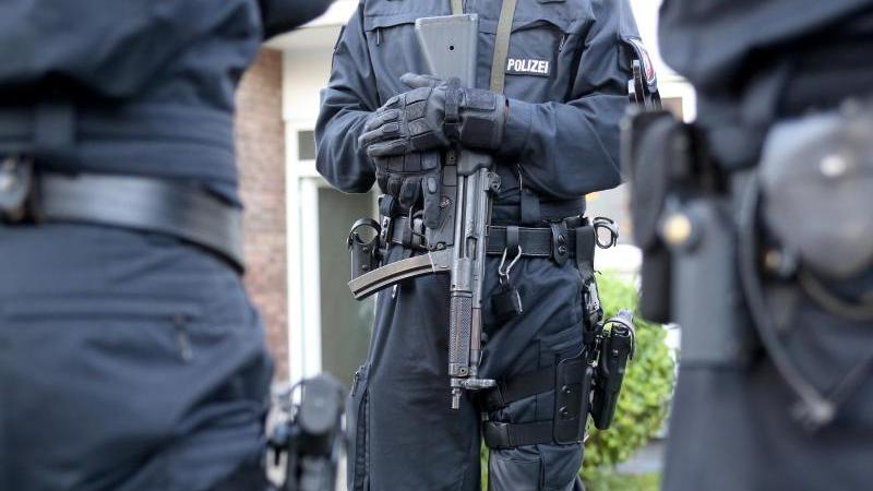 Vergangenen November hatten Spezialeinheiten der Polizei den Hauptangeklagten nach einer Geldübergabe festgenommen.
Vergangenen November hatten Spezialeinheiten der Polizei den Hauptangeklagten nach einer Geldübergabe festgenommen.