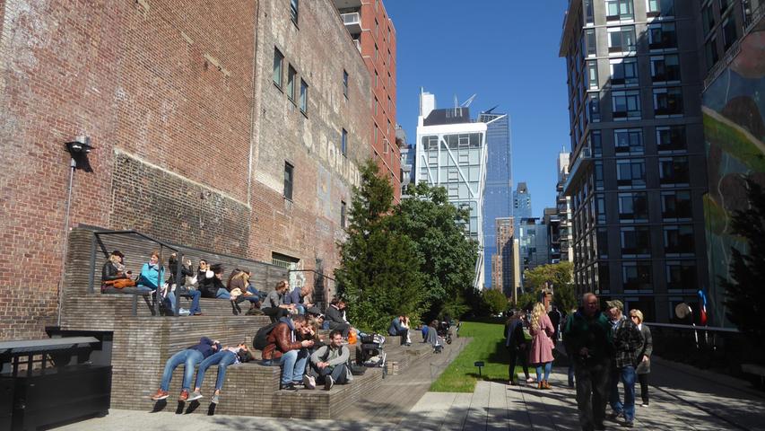 Sonnenhungrige auf einem der Sonnendecks auf der High Line.