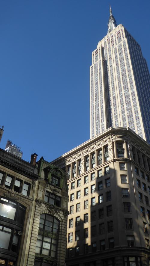 Das Empire State Building vor strahlend blauem Himmel.