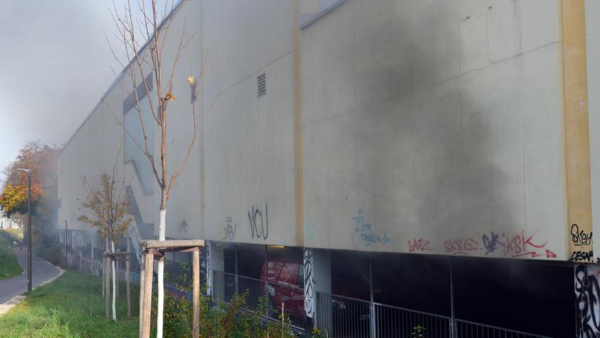 Erlangen: Pkw geht in Tiefgarage in Flammen auf