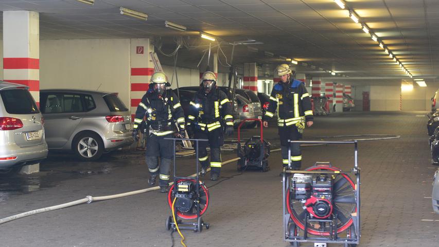 Erlangen: Pkw geht in Tiefgarage in Flammen auf