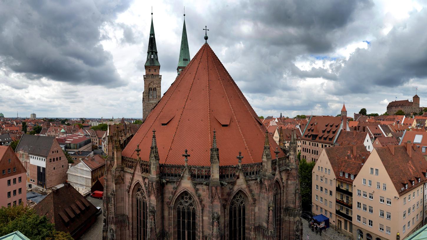 Blick vom Rathaus auf die Sebalduskirche und die Altstadt: Die Christen könnten in Nürnberg bald in der Minderheit sein. Der Anteil der evangelischen Bevölkerung ist  dabei noch stärker gesunken als der der katholischen.