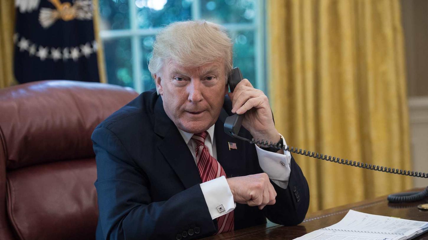 Am Telefon fertigte US-Präsident Donald Trump am Mittwoch angeblich die Witwe eines gefallenen Soldaten sehr kaltherzig ab. Auch sein allgemeiner Umgang mit den Gefallenen stößt in Amerika auf Kritik.