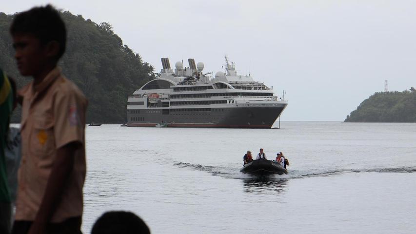 Die Expeditionscrew bringt die 260 vorwiegend europäischen Passagiere  mit Schlauchbooten ans Ufer. Auf der zwölftägigen Kreuzfahrt durch Indonesien stehen fast täglich Exkursionen auf dem Programm.