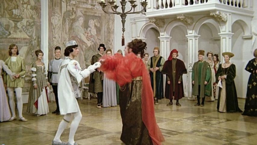 An die folgende Szene erinnert sich wahrscheinlich jeder: Der Prinz sucht sich wider Willen mit geschlossenen Augen eine Tanzpartnerin aus und entscheidet sich für Kleinröschen. Während des Tanzes hebt sie den Prinzen dann in die Luft. Bis auf Hauptdarsteller Pavel Trávníček waren alle Beteiligten eingeweiht.