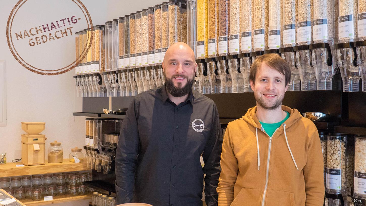 Thomas Linhardt (links) und Arthr Koenig haben vor Kurzem den ersten Unverpackt-Laden in Nürnberg Gostenhof eröffnet. SamSon hat ihn getestet.