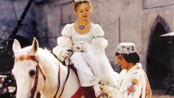 Mittlerweile zählt der Film aus dem Jahr 1973 nach dem gleichnamigen Märchen von Božena Němcová zu den bekanntesten Märchenfilmen überhaupt und zum festen Bestandteil des jährlichen Weihnachtsprogramms der Öffentlich-Rechtlichen. Mehrere Möglichkeiten "Drei Haselnüsse für Aschenbrödel" zu schauen, haben Fernsehzuschauer auch dieses Jahr an Weihnachten. Egal ob am Heiligabend oder in den Weihnachtsfeiertagen, der Weihnachtsfilm wird mehrfach ausgestrahlt.