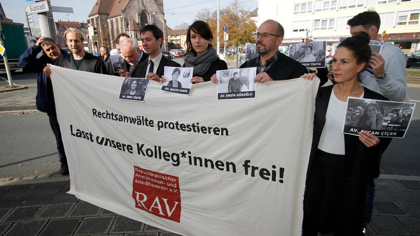 Anwälte protestierten vor der türkischen Botschaft in Nürnberg.