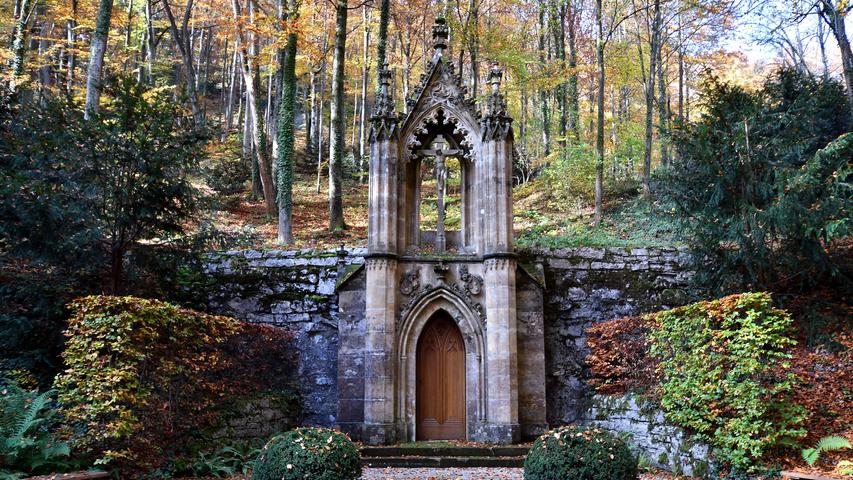 Romantischer Rundgang: Im Park von Schloss Unterleinleiter, wo im Sommer Klassikkonzerte stattfanden, hat nun der Herbst Einzug gehalten. Die Farbenpracht der Natur lässt die Kunstskulpturen, die dort stehen, aber auch das Schloss selbst, herrlich zur Geltung kommen.