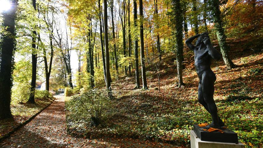 Romantischer Rundgang: Im Park von Schloss Unterleinleiter, wo im Sommer Klassikkonzerte stattfanden, hat nun der Herbst Einzug gehalten. Die Farbenpracht der Natur lässt die Kunstskulpturen, die dort stehen, aber auch das Schloss selbst, herrlich zur Geltung kommen.
