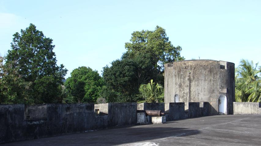 Die Wunden des Bürgerkriegs sind inzwischen verheilt, die Relikte der Kolonialzeit sind aber noch überall sichtbar. Das Fort Belgica zum Beispiel wurde 1611 von den Niederländern erbaut und in den 1990er Jahren vollständig restauriert. Seit 2015 gehört es zum Unesco-Weltkulturerbe.