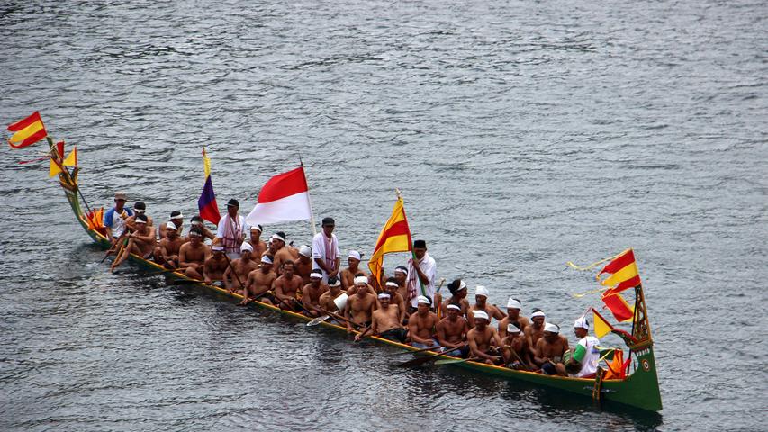 Die Bandanesen, Touristen gegenüber sehr freundlich und aufgeschlossen,  paddeln den Kreuzfahrern mit einem traditionellen Boot entgegen.