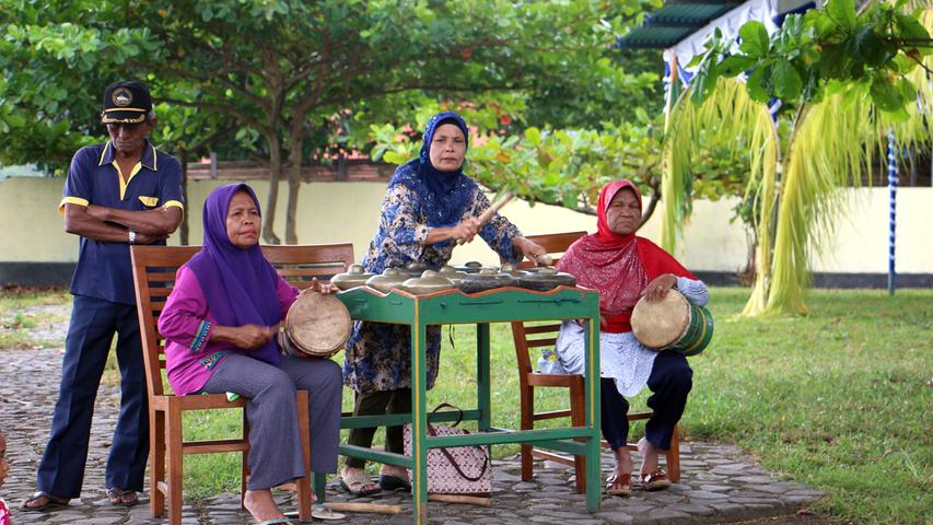 Frauen spielen auf dem typisch indonesischen Gongspiel Bonang, um die Kreuzfahrer willkommen zu heißen.