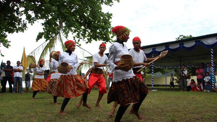 Und junge Bandanesen führen traditionelle Tänze für die Touristen auf.