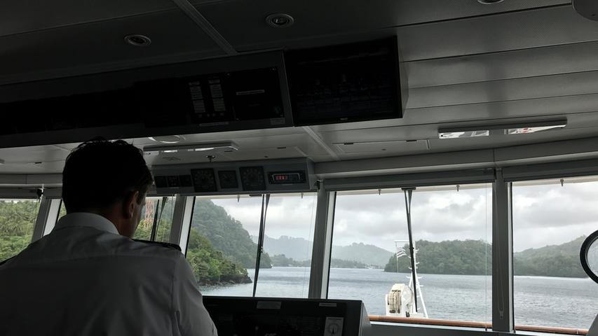 Ankunft mit dem Kreuzfahrtschiff L'Austral in Banda Neira, der mit 7000 Einwohnern größte Ort auf den zehn Inseln umfassenden Banda-Inseln. Selbst für die geübte Crew ist das Manöver durch die Meerenge nicht einfach - Kapitän Patrick Marchesseau ist kochkonzentriert.