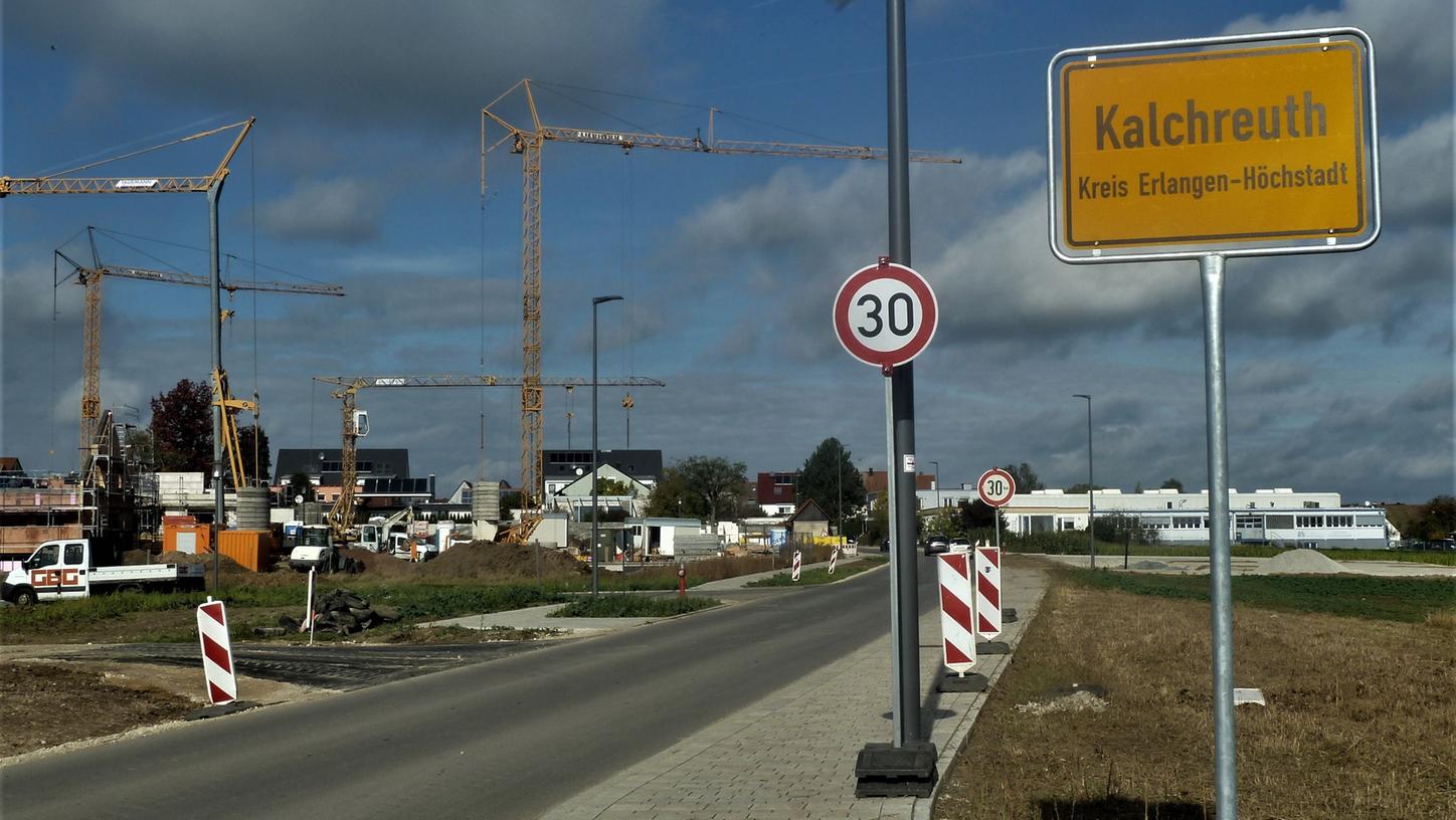 Das Ortsschild in Kalchreuth wurde bereits versetzt, die Bauarbeiten im Neubaugebiet Heckacker-Süd gehen weiter. Nach Ansicht der Gemeinde ist damit eine Lärmminderung erreicht.