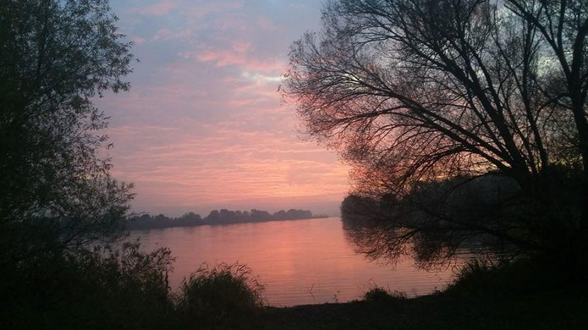 Atemberaubend: Ein Sonnenaufgang am Altmühlsee bei Streudorf.