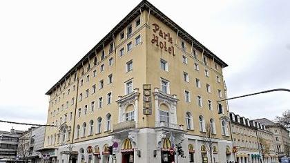 Das Park-Hotel wird - so die bisherige Planung - dem Bau des Einkaufszentrums «Neue Mitte» zum Opfer fallen. Vor dem Zweiten Weltkrieg hatte das Gebäude noch eine Sandsteinfassade mit Erkern. Das Park-Hotel wird - so die bisherige Planung - dem Bau des Einkaufszentrums «Neue Mitte» zum Opfer fallen. Vor dem Zweiten Weltkrieg hatte das Gebäude noch eine Sandsteinfassade mit Erkern.