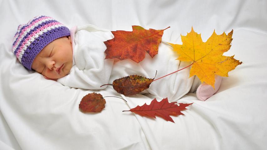 Auch Valentina Sophia ist ein echtes Herbstkind! Bei ihrer Geburt im Südklinikum am 9. Oktober war sie 49 Zentimeter groß und 2730 Gramm schwer.
