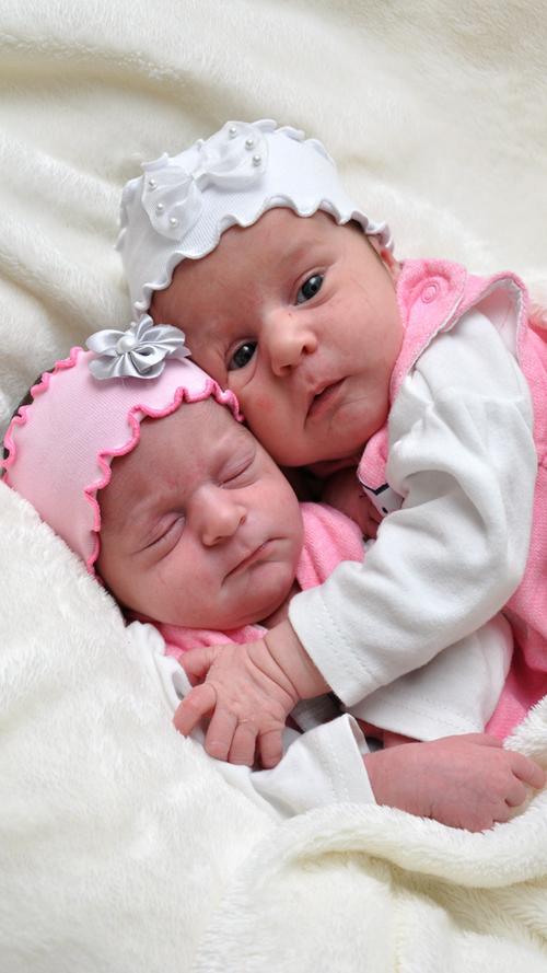 Doppeltes Babyglück: Die Zwillinge Pola und Mia kamen am 5. Oktober im Südklinikum zur Welt. Mia war 51 Zentimeter groß und wog 3750 Gramm, während Pola mit 50 Zentimeter ein wenig kleiner war und 3020 Gramm auf die Waage brachte.