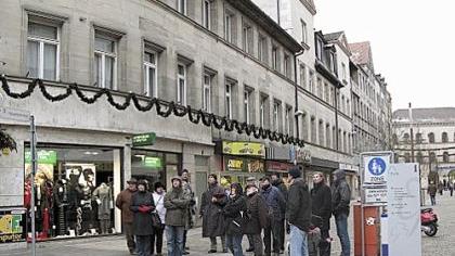 Vor den historischen Fassaden der Rudolf-Breitscheid-Straße erläutert Stadtheimatpfleger Alexander Mayer (mit Mantel und Mütze) die Verluste bei der geplanten Entkernung der Gebäude. Vor den historischen Fassaden der Rudolf-Breitscheid-Straße erläutert Stadtheimatpfleger Alexander Mayer (mit Mantel und Mütze) die Verluste bei der geplanten Entkernung der Gebäude.
